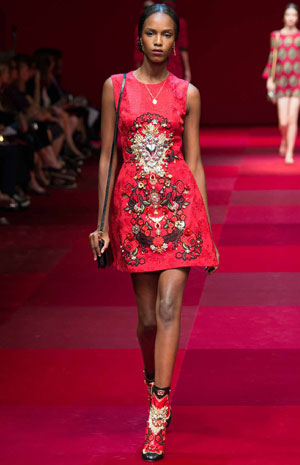 اعتمدي موديلات البانشو للربيع المقبل كعارضات Dolce & Gabbana