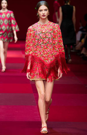 اعتمدي موديلات البانشو للربيع المقبل كعارضات Dolce & Gabbana