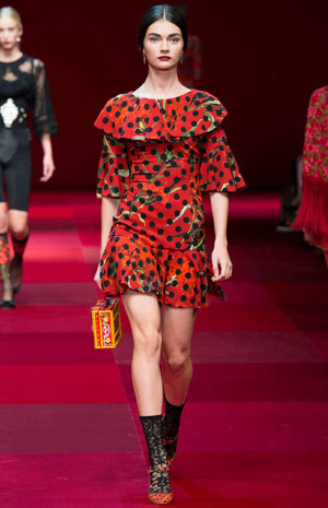اعتمدي موديلات البانشو للربيع المقبل كعارضات Dolce & Gabbana