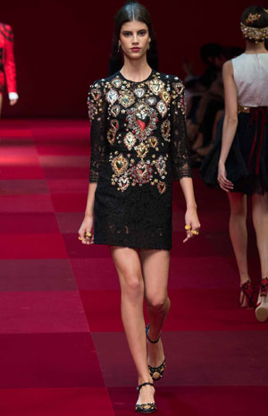 اعتمدي موديلات البانشو للربيع المقبل كعارضات Dolce & Gabbana