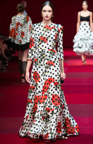 اعتمدي موديلات البانشو للربيع المقبل كعارضات Dolce & Gabbana