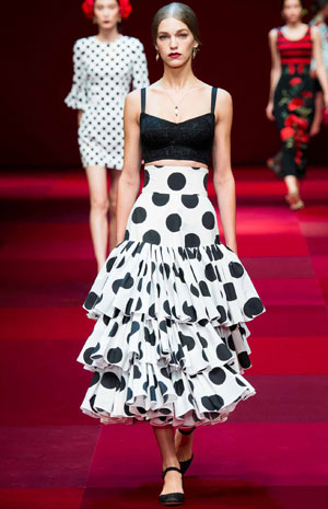 اعتمدي موديلات البانشو للربيع المقبل كعارضات Dolce & Gabbana