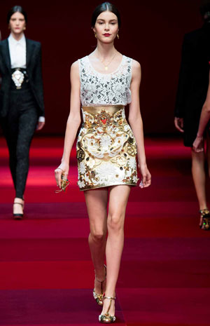 اعتمدي موديلات البانشو للربيع المقبل كعارضات Dolce & Gabbana