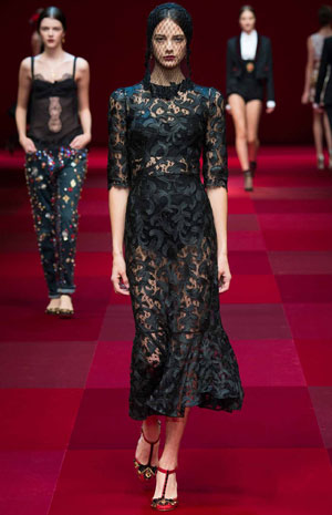 اعتمدي موديلات البانشو للربيع المقبل كعارضات Dolce & Gabbana