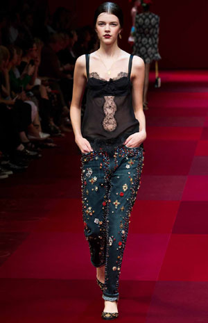اعتمدي موديلات البانشو للربيع المقبل كعارضات Dolce & Gabbana