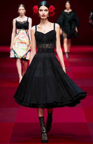 اعتمدي موديلات البانشو للربيع المقبل كعارضات Dolce & Gabbana