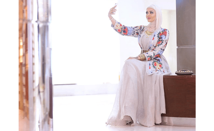استوحي من أيقونة الموضة الكويتية هذه ستايلك الفخم بالحجاب!