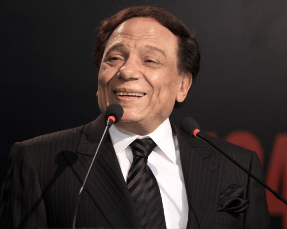 خاص- عادل إمام يهرب إلى إيطاليا مع أسرته