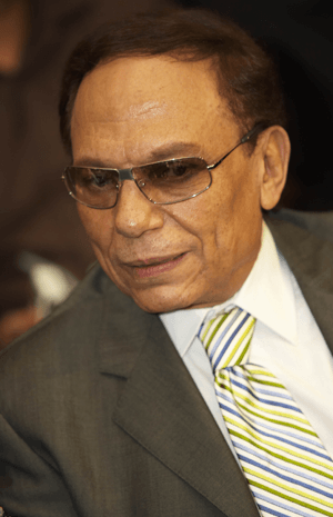 خاص- عادل إمام يهرب إلى إيطاليا مع أسرته