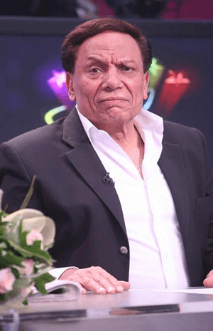 خاص- عادل إمام يهرب إلى إيطاليا مع أسرته