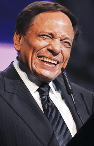 خاص- عادل إمام يهرب إلى إيطاليا مع أسرته