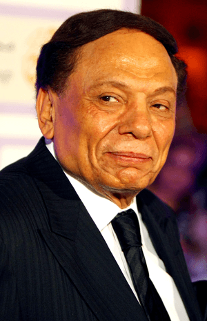 خاص- عادل إمام يهرب إلى إيطاليا مع أسرته