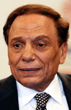 خاص- عادل إمام يهرب إلى إيطاليا مع أسرته