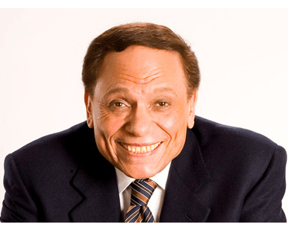 خاص- عادل إمام يهرب إلى إيطاليا مع أسرته