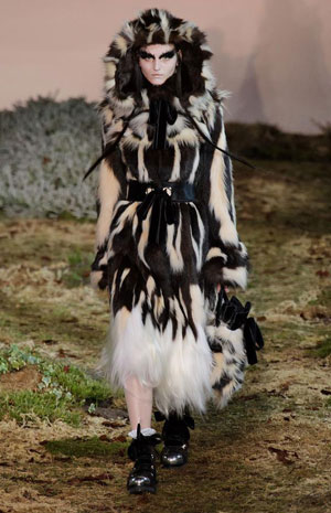 عرض مسرحي من أليكساندر ماكوين