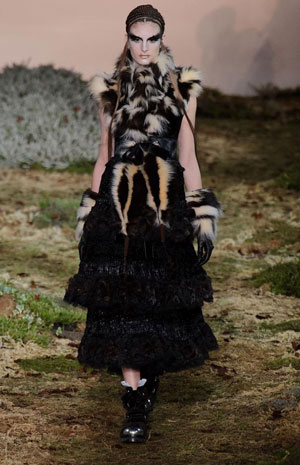 عرض مسرحي من أليكساندر ماكوين