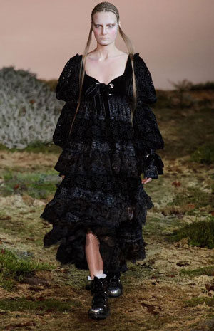 عرض مسرحي من أليكساندر ماكوين