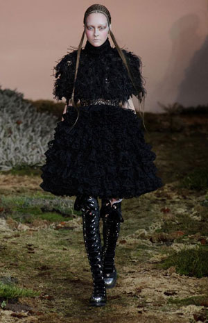 عرض مسرحي من أليكساندر ماكوين