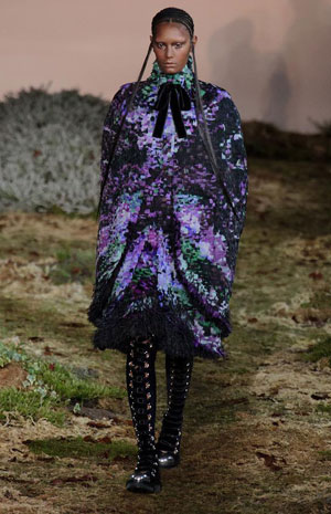 عرض مسرحي من أليكساندر ماكوين