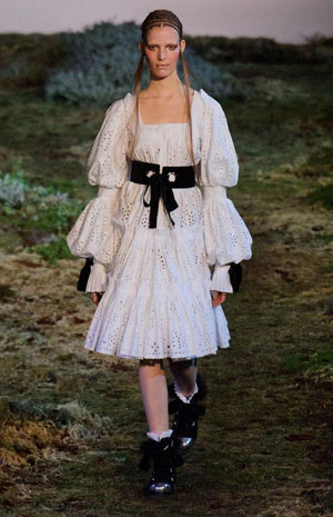 عرض مسرحي من أليكساندر ماكوين