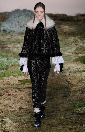 عرض مسرحي من أليكساندر ماكوين