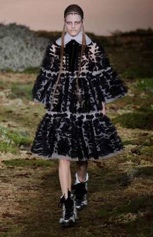 عرض مسرحي من أليكساندر ماكوين