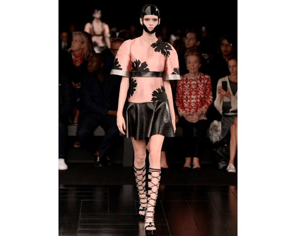 لهذه الأسباب ستتألقين بتصاميم أليكساندر ماكوين!