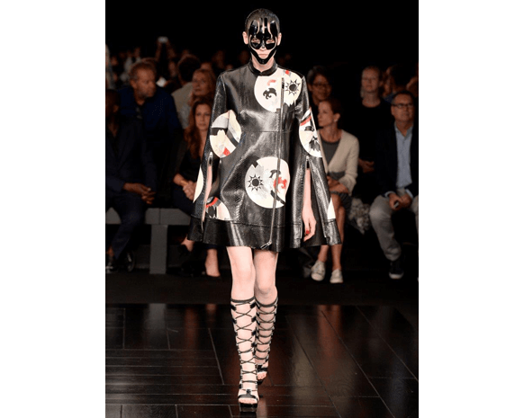 لهذه الأسباب ستتألقين بتصاميم أليكساندر ماكوين!