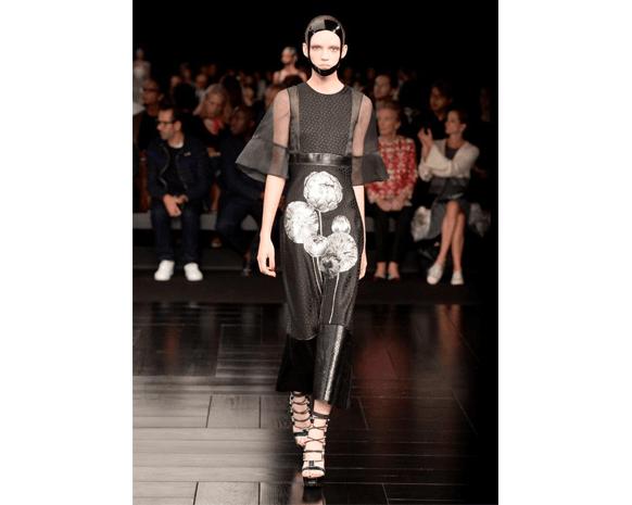 لهذه الأسباب ستتألقين بتصاميم أليكساندر ماكوين!