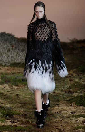 عرض مسرحي من أليكساندر ماكوين