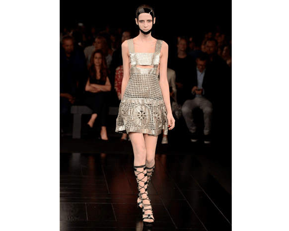 لهذه الأسباب ستتألقين بتصاميم أليكساندر ماكوين!