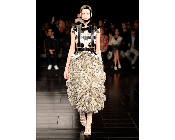 لهذه الأسباب ستتألقين بتصاميم أليكساندر ماكوين!