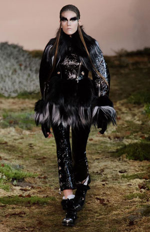 عرض مسرحي من أليكساندر ماكوين