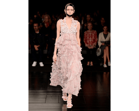 لهذه الأسباب ستتألقين بتصاميم أليكساندر ماكوين!