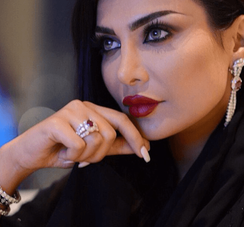 استوحي مكياجكِ القويّ والجريء من أمل العوضي