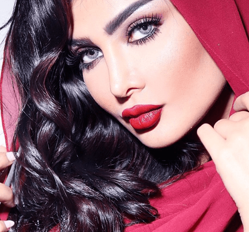استوحي مكياجكِ القويّ والجريء من أمل العوضي