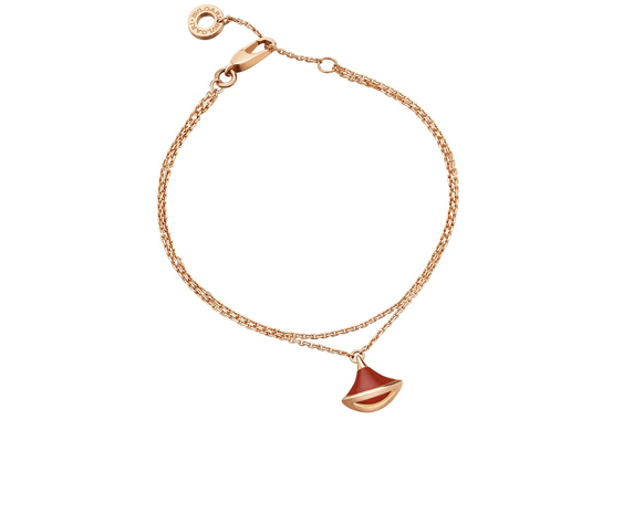 الأنوثة الإيطالية في مجموعة مجوهرات 