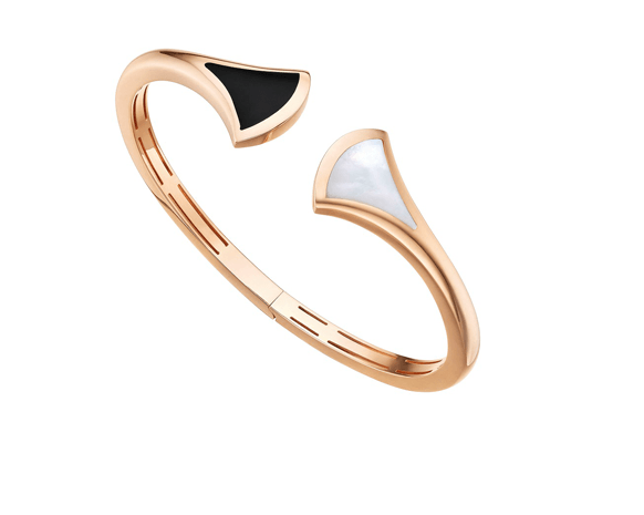 الأنوثة الإيطالية في مجموعة مجوهرات 