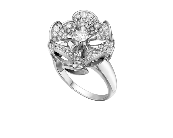 الأنوثة الإيطالية في مجموعة مجوهرات 