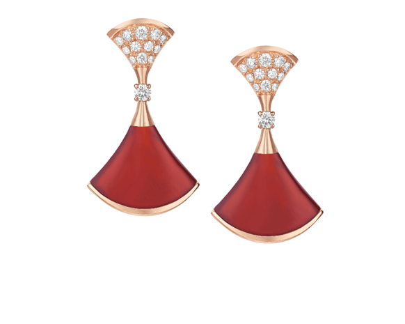 الأنوثة الإيطالية في مجموعة مجوهرات 