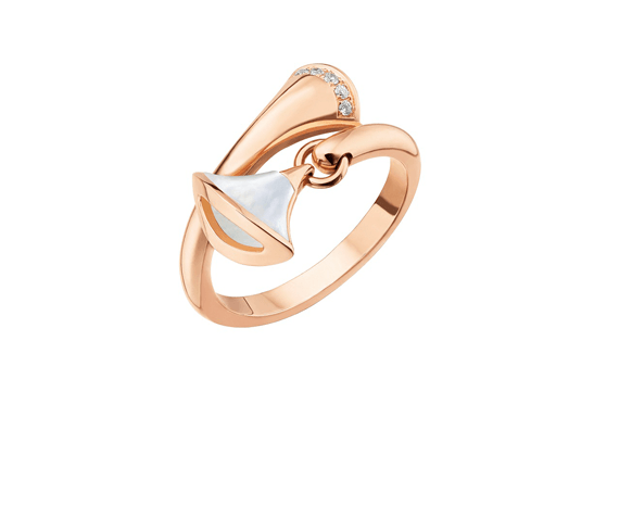 الأنوثة الإيطالية في مجموعة مجوهرات 