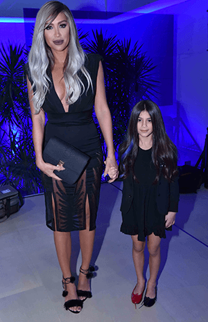 بالصور- بنات النجمات يخطفن منهنّ الأضواء في يوم الأم