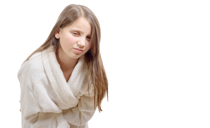 آلام البطن لدى أولادك.. تعرّفي إلى الأسباب والحلول