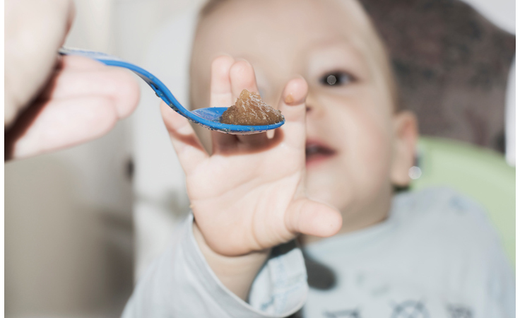طفلك يرفض تذوّق طعام جديد.. فكيف تتصرّفين؟