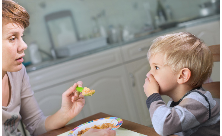طفلك يرفض تذوّق طعام جديد.. فكيف تتصرّفين؟