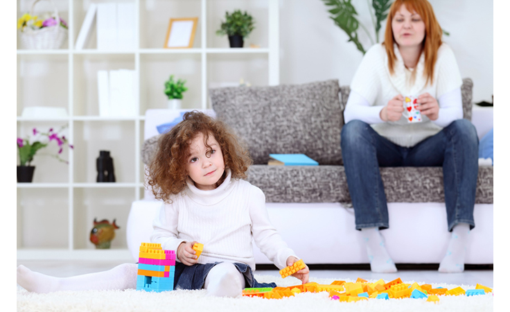 لا أحبّ أن ألعب مع طفلي.. هل أنا أمّ سيّئة؟