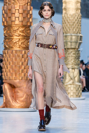 كلوي تمنحنا تصاميم متجددة مستوحاة من أعمال فنية في مجموعة شتاء 2020