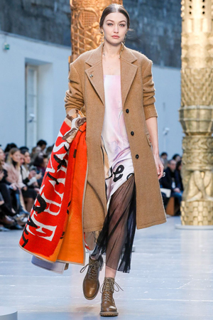 كلوي تمنحنا تصاميم متجددة مستوحاة من أعمال فنية في مجموعة شتاء 2020