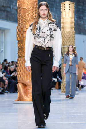 كلوي تمنحنا تصاميم متجددة مستوحاة من أعمال فنية في مجموعة شتاء 2020