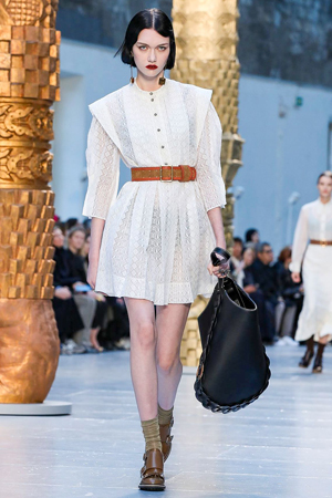 كلوي تمنحنا تصاميم متجددة مستوحاة من أعمال فنية في مجموعة شتاء 2020